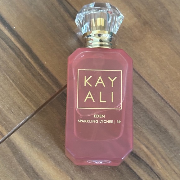 Valentine’s Day gift basket spa set edu de parfum socks nail polish face mask - Picture 7 of 16